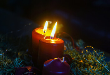 Zwei brennende Kerzen zum 2. Advent