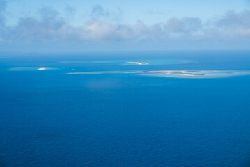 Obraz premium エメラルドグリーンの海が明るく鮮やかに光る無人島