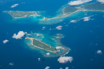 Fototapeta na wymiar サンゴ礁のエメラルドグリーンが鮮やかな南の島