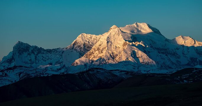 Shishapangma in the Himalayas，China.