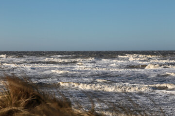 Fototapeta na wymiar Strand an der Nordsee in Dänemark im Winter bei Sturm und Sonnenschein