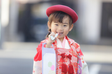 千歳飴を舐める女の子　七五三イメージ