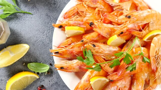 fresh shrimp with lemon and herbs