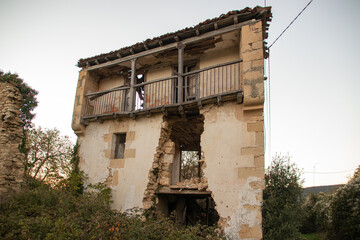 Windows to the Spanish Romanesque. The lost church