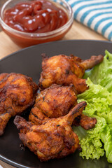 pilons de poulet grillé et ketchup sur une table	