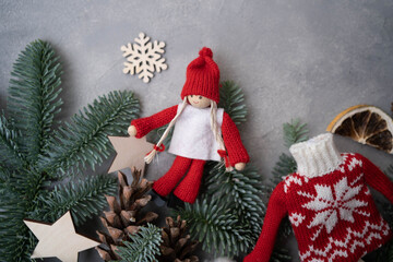 Obraz premium Christmas decoration - wooden trees and stars on green paper background with copy space