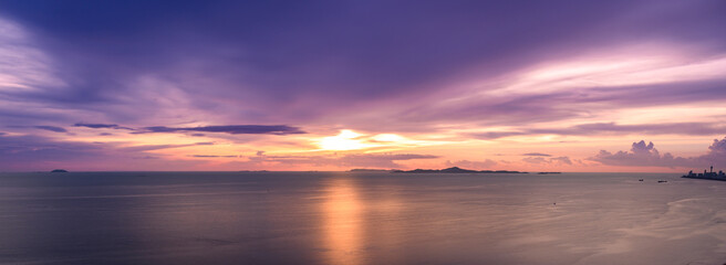 Fototapeta na wymiar Dreamy sunset on tropical sea in Pattaya, Thailand. beautiful landscape of seascape with water reflection from sunlight. background for traveling and vacation.