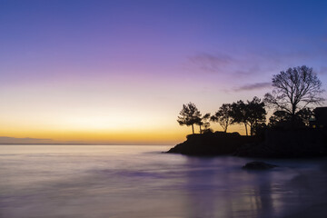 Vue sur la mer depuis la cale de Beg Meil a l'aube 