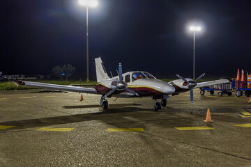 airplane at the airport (Piper PA-34-220T Seneca III)