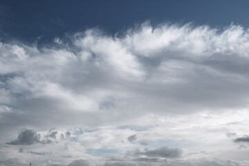 Hintergrundbild Farbiger Himmel mit interessanten Wolken