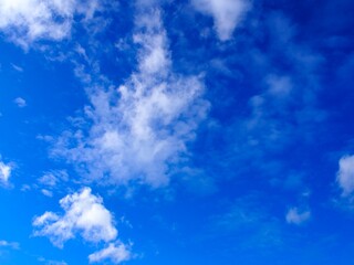 Fototapeta na wymiar Hintergrundbild Farbiger Himmel mit interessanten Wolken