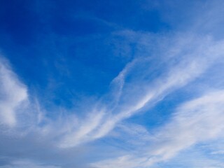 Hintergrundbild Farbiger Himmel mit interessanten Wolken