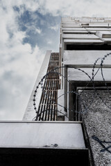 Stacheldraht am Block unterm Himmel