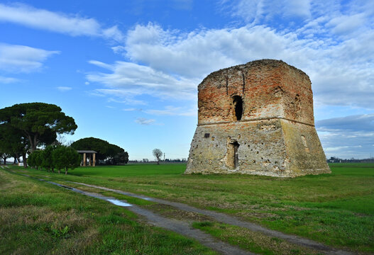 LA TORRACCIA - La torre di avvistamento e difesa fu eretta nel 1670 ed era all'imboccatura dell'antico porto di Ravenna.