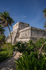 Obraz premium The ruins of a beautiful pyramid in the archaeological zone of Tulum in Mexico.