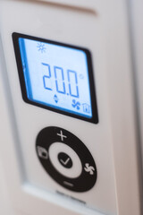 Auf 19&deg; Grad eingestelltes Thermostat einer Nachtspeicherheizung zur Einsparung von Energie