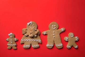 Ginger Bread Family on a Christmas Festive Background - 551594157