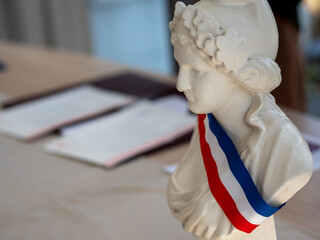 Buste de Marianne dans une mairie française - obrazy, fototapety, plakaty