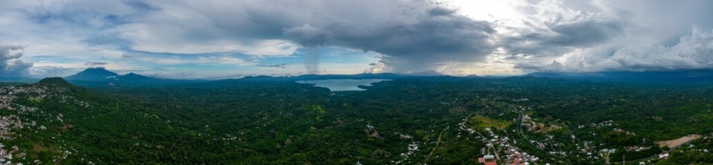 Foto con Dron, nubes lloviendo sobre el lago