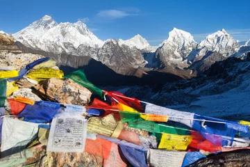 Cercles muraux Lhotse Mounts Everest Lhotse Makalu with buddhist prayer flags