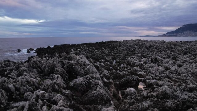 reflets du coucher de soleil dans les flaques sur les rochers - M&eacute;diterran&eacute;e