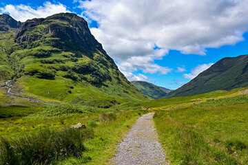 Naklejka na ściany i meble Ausblick in das Tal Glen Coe in den Schottischen Highlands mit Bergen, Wanderwegen und Wasserfällen, Glencoe, Argyll, Schottland