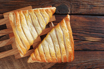 Apple triangles from puff pastry