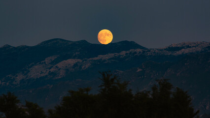 Luna LLena sobre las monta&ntilde;as 