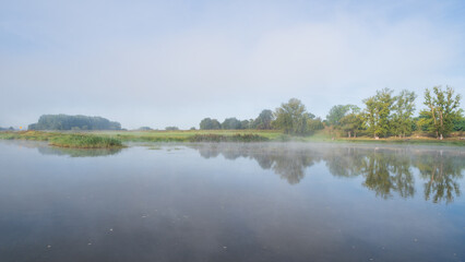 morgens am fluss oder in brandenburg in deutschland