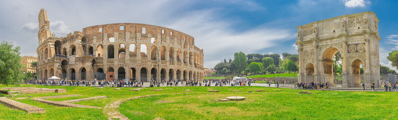 Fototapeta na wymiar Panorama du Colisée de Rome et de l'Arc de Constantin. Vue panoramique depuis le Forum Romain.