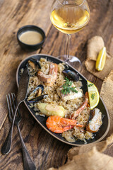 choucroute de la mer sur table en bois