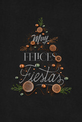 Arbol de navidad hecho de esferas de color cobre, dorado, ramas de pino, corteza de árbol y...