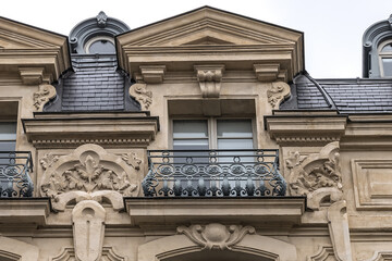 Traditional old French house: balconies and windows. Paris, France. - obrazy, fototapety, plakaty