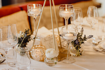 Décorer table à la bougie et avec des fleurs