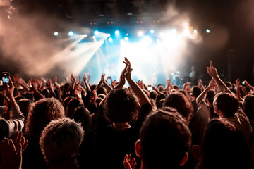 People clapping at a rock concert - obrazy, fototapety, plakaty