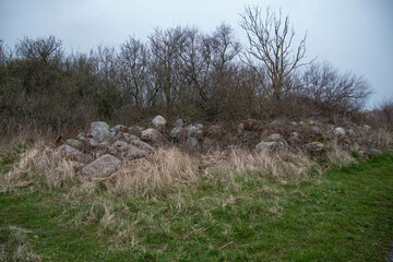 Ein großer Berg aus Feldsteinen