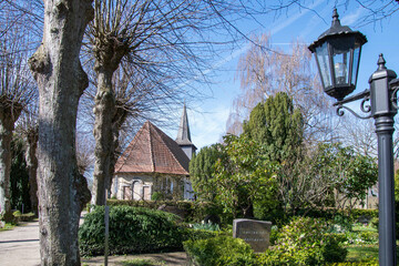 Die Schifferkirche und der Friedhof in Arnis