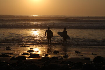 Un par de amigos, apunto de entrar al mar para surfear. Playa ubicada en Trujillo, Perú. - obrazy, fototapety, plakaty