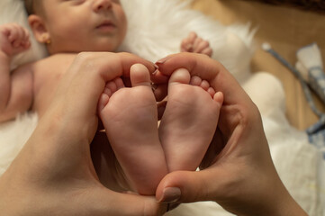 coraz&oacute;n con manos a los pies del beb&eacute;