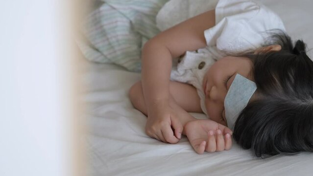 熱で休む4歳の子供（風邪・病気・欠席・睡眠・育児・子育て）.