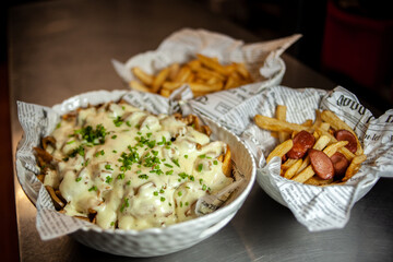 Papas fritas con acompañamientos, salchipapas, salsa de champiñones