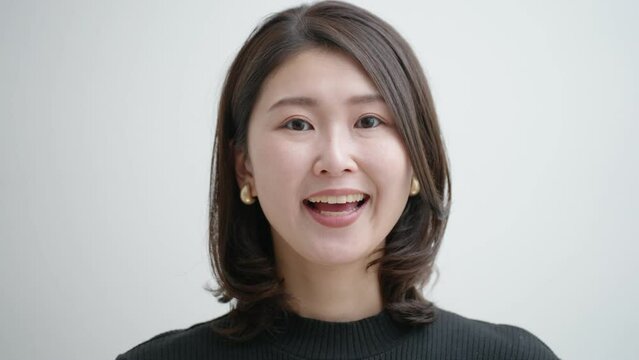 笑顔で話をするミドル女性（プレゼン・白背景・白バック）