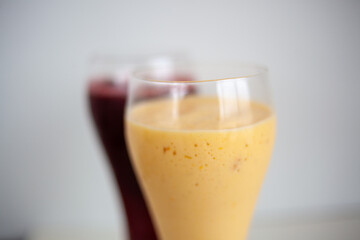 vasos de jugo de fruta