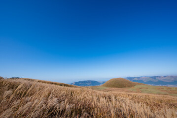 ススキに覆われた阿蘇米塚
