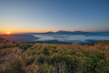 阿蘇雲海とススキを照らす日の出