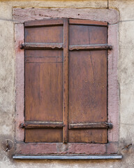 alter Fensterladen aus Holz an einem historischen Gebäude in der Altstadt von Colmar in Frankreich