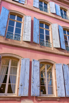 Fenster mit Fensterläden an der Fassade eines Hauses in der historischen Altstadt von Colmar in Frankreich