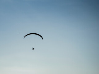 Silueta de vuelo en parapente, Perú, Sudamérica
