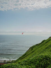 Parapente en la costa de Lima, Perú, Sudamérica