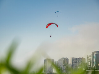 Parapente en la costa de Lima, Perú, Sudamérica
